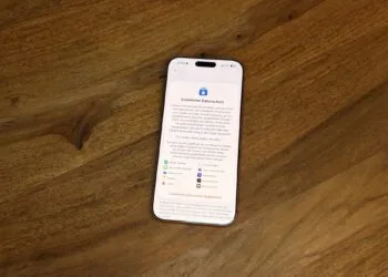 iPhone auf einem Holztisch zeigt die Einstellung Erweiterter Datenschutz für iCloud – die Funktion im Mittelpunkt des Streits um die iCloud-Hintertür