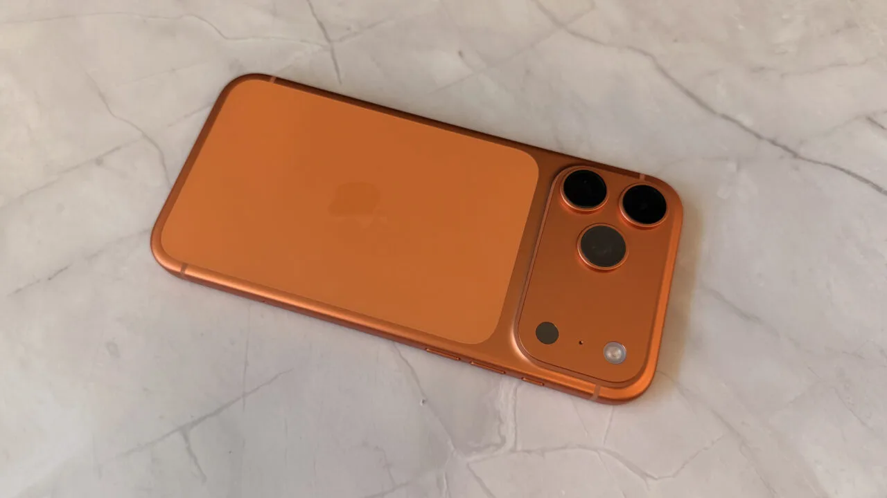 Kameramodul eines iPhone in oranger Ausführung, Bezug zu den iOS 27 Kamera-Funktionen im Code