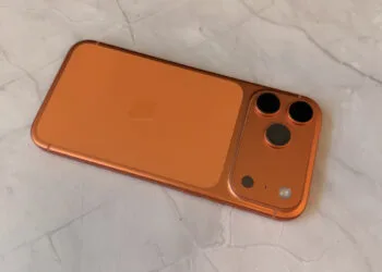 Kameramodul eines iPhone in oranger Ausführung, Bezug zu den iOS 27 Kamera-Funktionen im Code