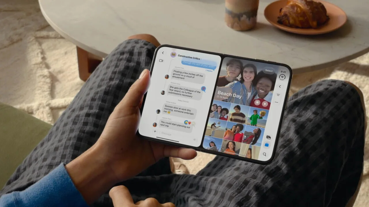 iOS 27 iPhone Duo: geöffnetes faltbares iPhone zeigt Nachrichten und Fotos nebeneinander im Split View