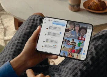 iOS 27 iPhone Duo: geöffnetes faltbares iPhone zeigt Nachrichten und Fotos nebeneinander im Split View