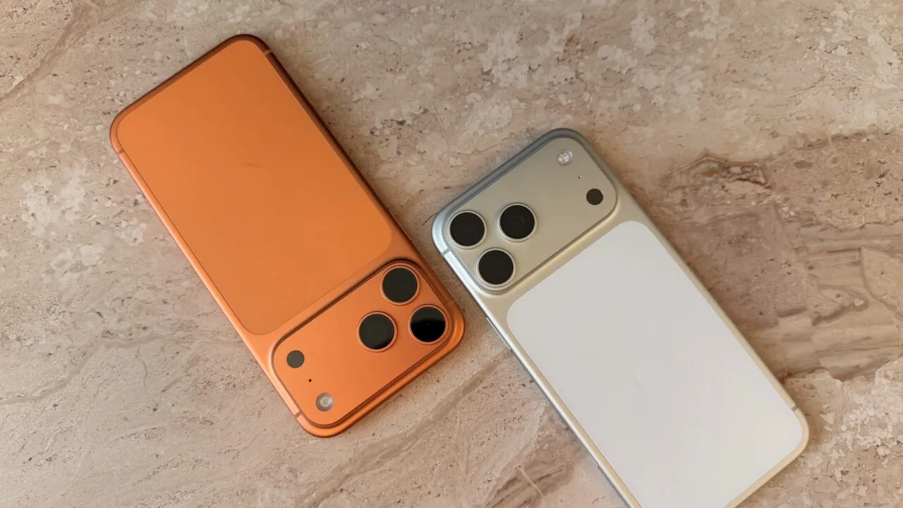 Zwei iPhones nebeneinander auf hellem Marmor – iPhone Handoff lässt beide unter einer Rufnummer laufen