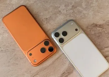 Zwei iPhones nebeneinander auf hellem Marmor – iPhone Handoff lässt beide unter einer Rufnummer laufen