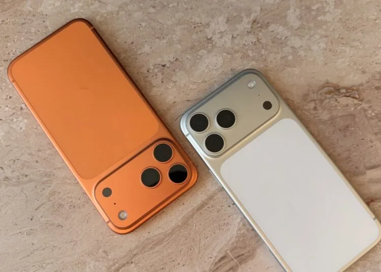 Zwei iPhones nebeneinander auf hellem Marmor – iPhone Handoff lässt beide unter einer Rufnummer laufen