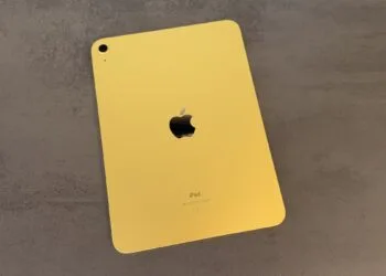 Gelbes Einsteiger-iPad von hinten auf grauer Steinoptik – zum Code-Fund zu iPad mini 8 und iPad 12