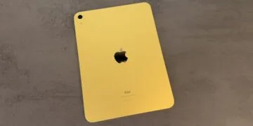 Gelbes Einsteiger-iPad von hinten auf grauer Steinoptik – zum Code-Fund zu iPad mini 8 und iPad 12