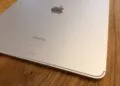 Rückseite eines iPad Pro auf Holz, dessen OLED-Nachfrage unter der Planung liegt