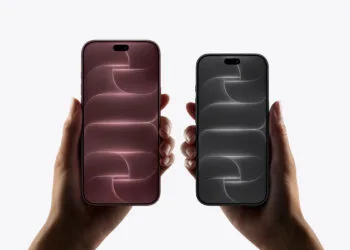 Zwei iPhone 18 Pro in Burgunder und Schwarz werden nebeneinander in den Händen gehalten
