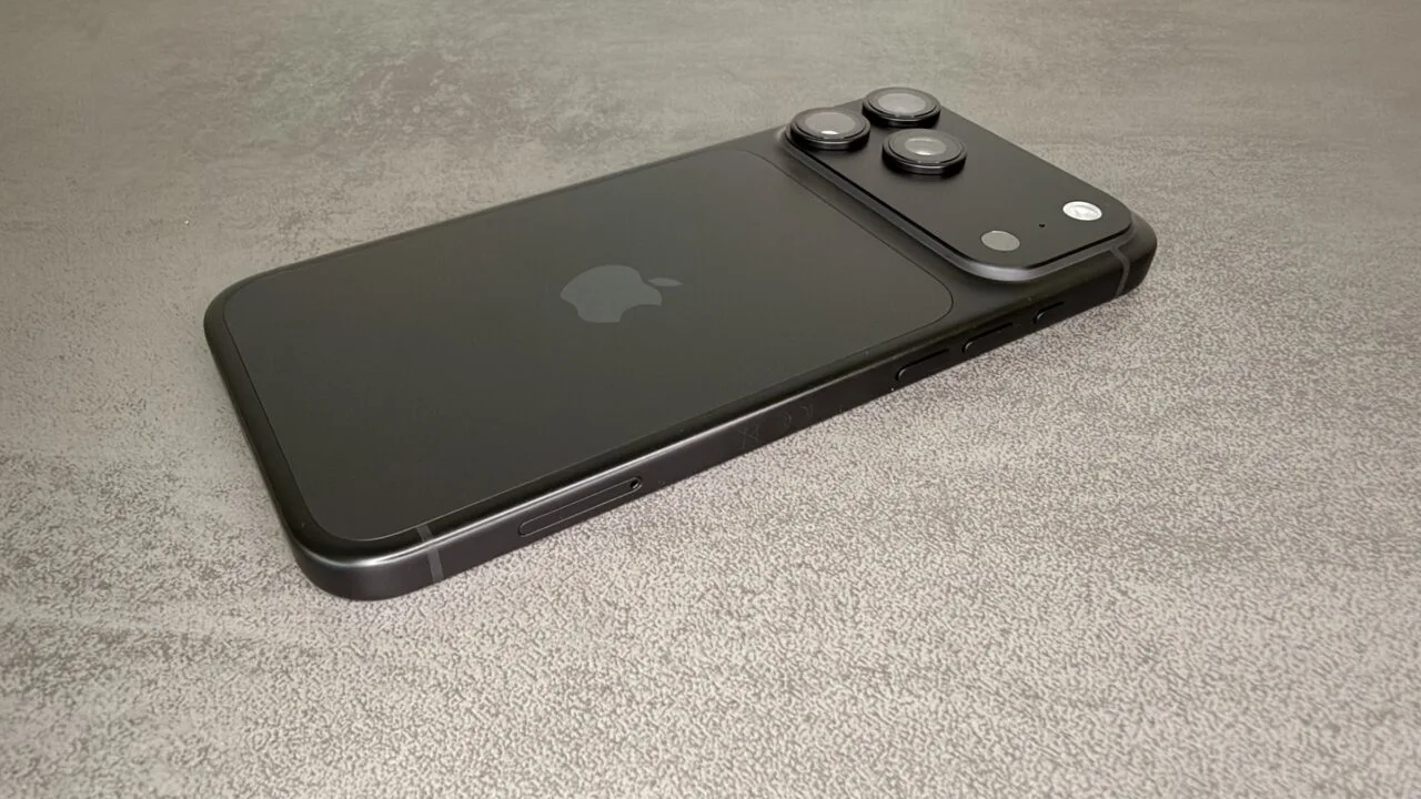 Schwarzes iPhone 18 Pro von hinten mit Kamera-Plateau auf grauer Steinfläche – eines der Geräte, bei denen Nutzer iPhone 18 Pro Neustarts melden