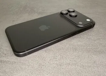 Schwarzes iPhone 18 Pro von hinten mit Kamera-Plateau auf grauer Steinfläche – eines der Geräte, bei denen Nutzer iPhone 18 Pro Neustarts melden