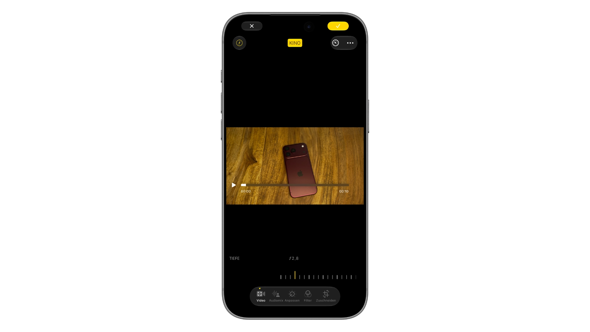 iPhone-Mockup mit der Fotos-App: Bei einem normalen Video ist die Schaltfläche „Kino“ aktiv, darunter lässt sich die Tiefe über einen Regler mit ƒ-Wert einstellen