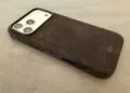 iPhone 17 Pro Max in einer dunklen Hülle mit Wildlederoptik, während ein Leak die iPhone 18 Pro Farben nennt