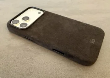 iPhone 17 Pro Max in einer dunklen Hülle mit Wildlederoptik, während ein Leak die iPhone 18 Pro Farben nennt