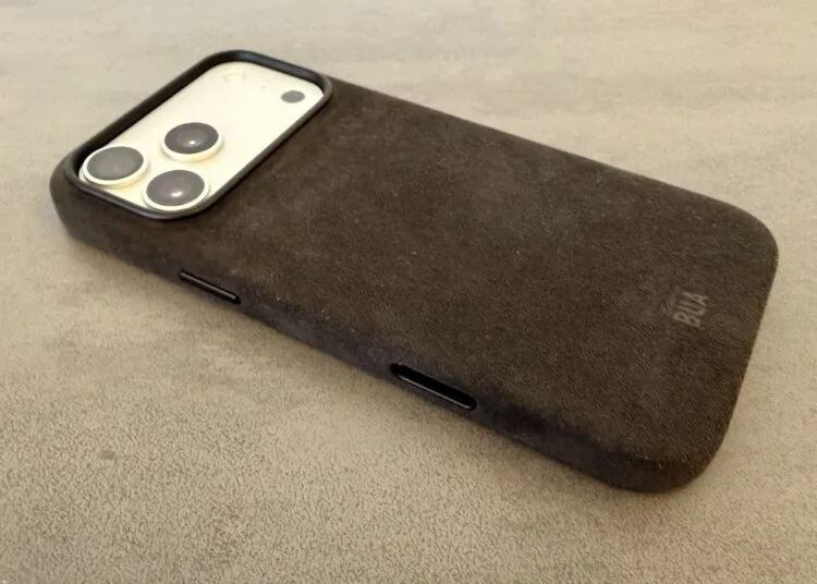 iPhone 17 Pro Max in einer dunklen Hülle mit Wildlederoptik, während ein Leak die iPhone 18 Pro Farben nennt