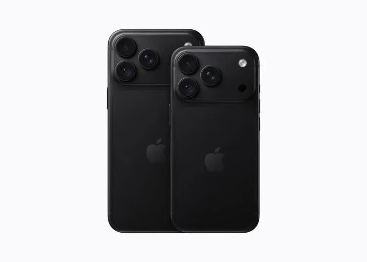iPhone 18 Pro Max und iPhone 18 Pro in Schwarz von hinten nebeneinander