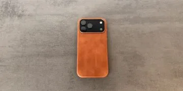 Lederhülle für das iPhone 18 Pro Max in Hellbraun von Bavarian BUA, Rückseite mit BUA-Prägung und Ausschnitt für die drei Kameras