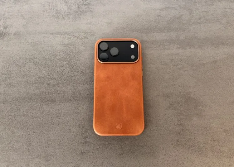 Lederhülle für das iPhone 18 Pro Max in Hellbraun von Bavarian BUA, Rückseite mit BUA-Prägung und Ausschnitt für die drei Kameras