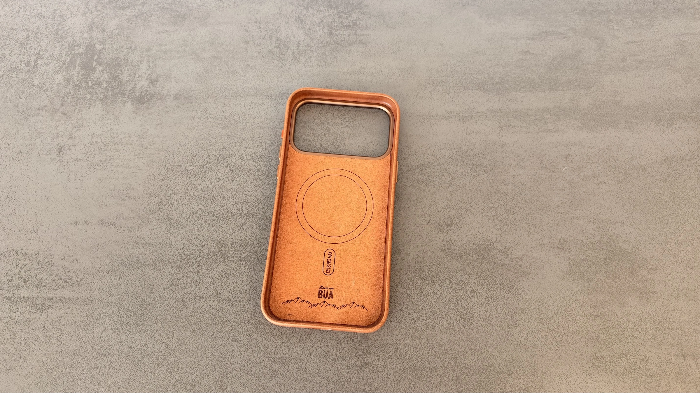 Innenseite der Lederhülle für das iPhone 18 Pro Max mit weichem Futter, aufgedrucktem MagSafe-Ring und Bavarian-BUA-Prägung