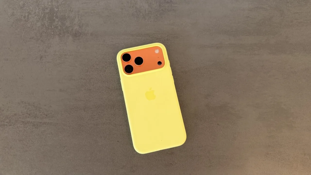 Offene Frage zum iPhone 18 Pro Preis: das aktuelle iPhone 17 Pro in gelber Silikonhülle