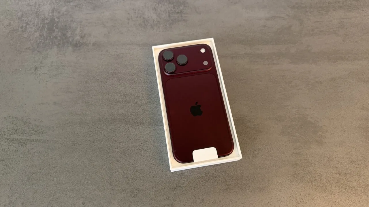 iPhone 18 Pro Teardown: iPhone 18 Pro in Burgunderrot in der geöffneten Verpackung