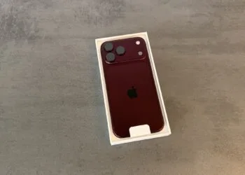 iPhone 18 Pro Teardown: iPhone 18 Pro in Burgunderrot in der geöffneten Verpackung