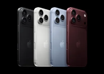 iPhone 18 Pro in vier Farben nebeneinander vor schwarzem Hintergrund, Rückseiten mit Drei-Kamera-System