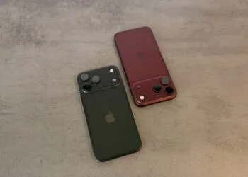 Zwei iPhone 18 Pro Max in Schwarz und Burgunderrot von hinten auf grauem Steinuntergrund, im Fokus die Kamera mit der Hauptkamera mit variabler Blende