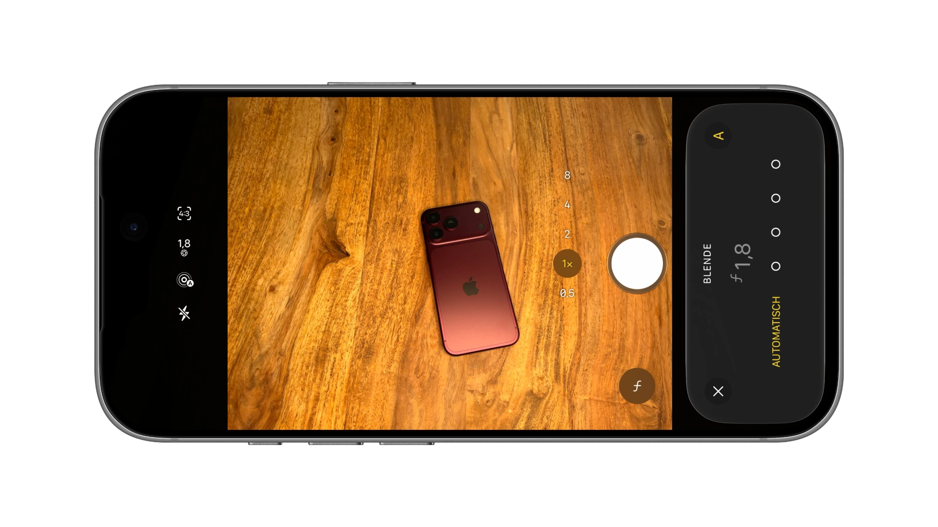 iPhone-Mockup mit der Kamera-App des iPhone 18 Pro: Die Blendenauswahl steht auf Automatisch, die Anzeige zeigt die vom iPhone gewählte Blende ƒ/1,8