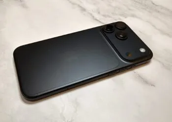 iPhone 18 Pro Max in Schwarz von hinten auf hellem Marmor, im Blick das Kamerasystem, dessen Weißabgleich und Verschlusszeit sich am iPhone 18 Pro jetzt manuell steuern lassen