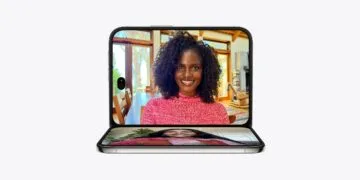 iPhone Duo halb aufgeklappt mit FaceTime-Videoanruf auf dem Innendisplay – für das faltbare iPhone werden rund 6 Millionen Verkäufe bis Jahresende erwartet