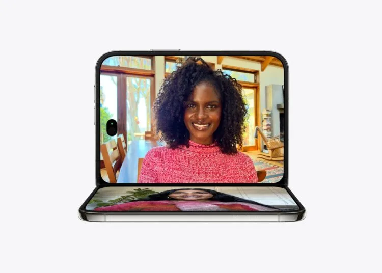 iPhone Duo halb aufgeklappt mit FaceTime-Videoanruf auf dem Innendisplay – für das faltbare iPhone werden rund 6 Millionen Verkäufe bis Jahresende erwartet