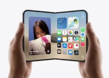 Aufgeklapptes iPhone Duo in zwei Händen im Querformat, das Innendisplay zeigt den Home-Bildschirm mit Widgets und App-Symbolen