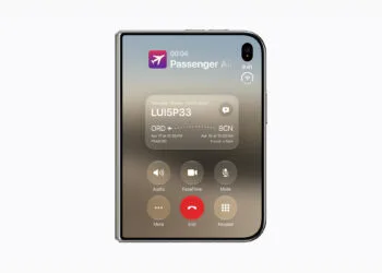 iPhone Duo Display-Option: aufgeklapptes iPhone Duo zeigt ein laufendes Telefonat mit eingeblendeten Flugdaten