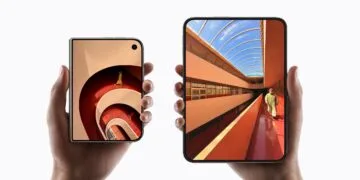 iPhone Duo Ausbeute: iPhone Duo zugeklappt und aufgeklappt in zwei Händen