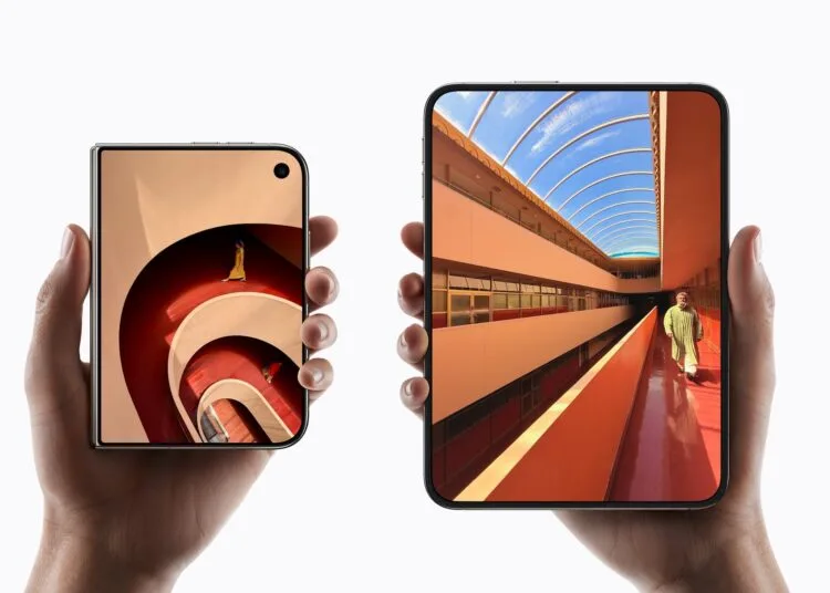 iPhone Duo Ausbeute: iPhone Duo zugeklappt und aufgeklappt in zwei Händen