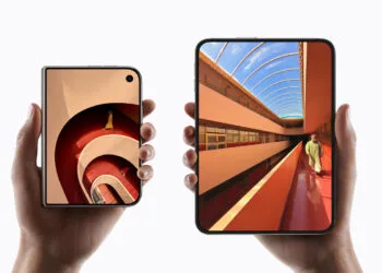 iPhone Duo Face ID: zwei Hände halten das faltbare iPhone zugeklappt und aufgeklappt nebeneinander