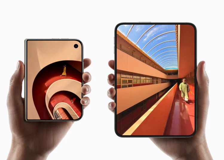 iPhone Duo Face ID: zwei Hände halten das faltbare iPhone zugeklappt und aufgeklappt nebeneinander