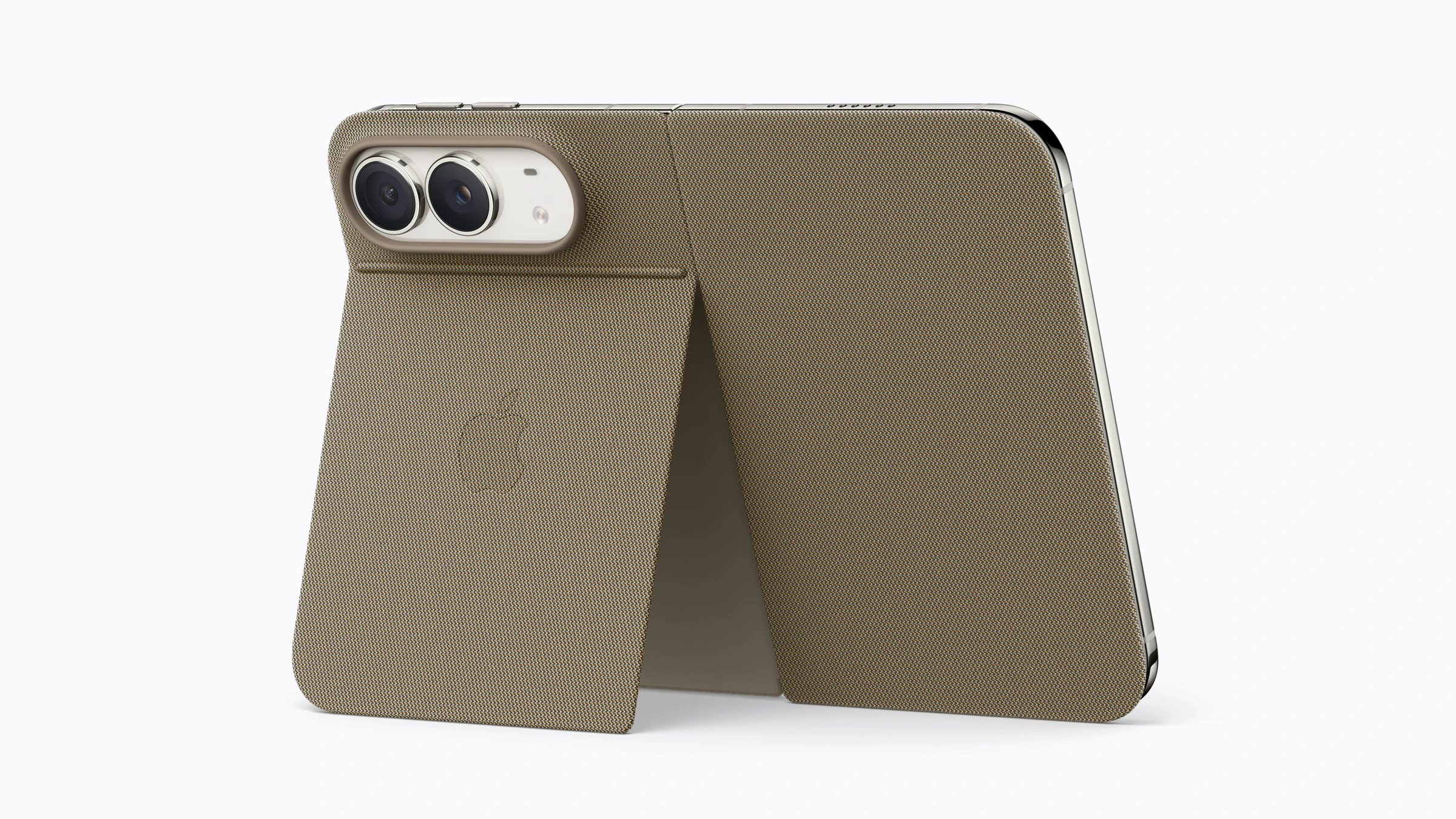 iPhone Duo im Folio in taupe, aufgestellt auf dem integrierten Aufsteller, Blick auf die Rückseite