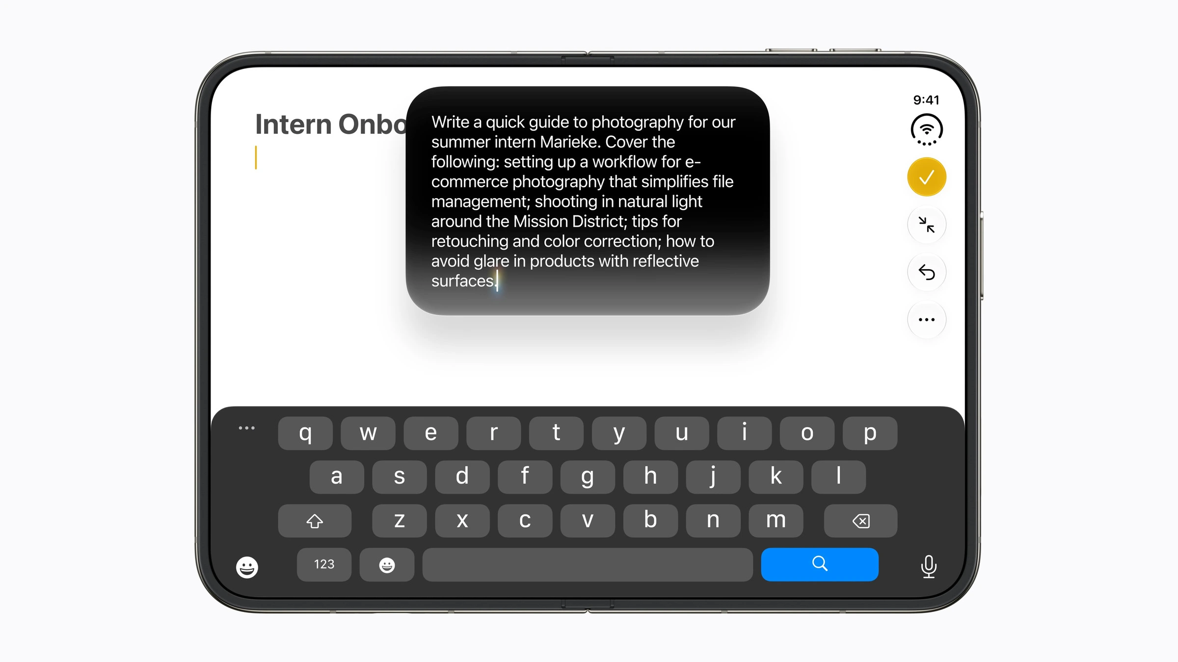 Aufgeklapptes iPhone Duo quer gehalten, auf dem Display eine Notiz mit eingegebenem Textauftrag an Siri und der Tastatur darunter