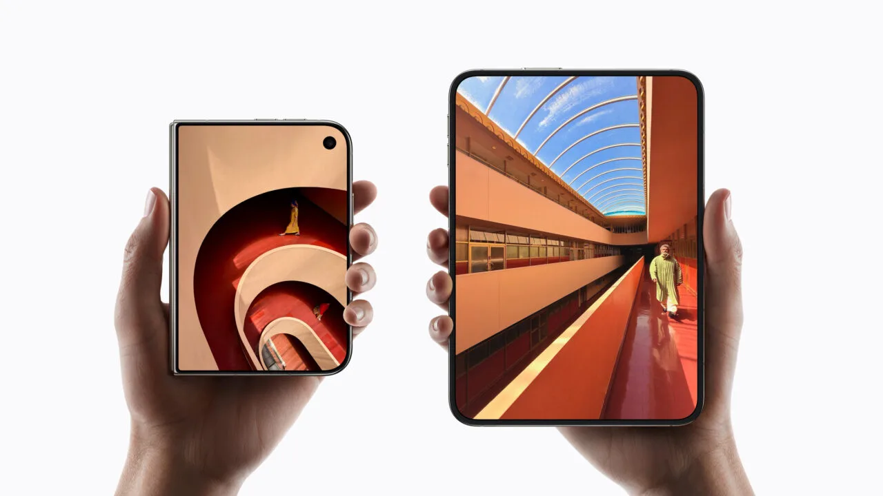 iPhone Duo in zwei Händen, links zugeklappt mit äußerem Display, rechts aufgeklappt mit großem inneren Display