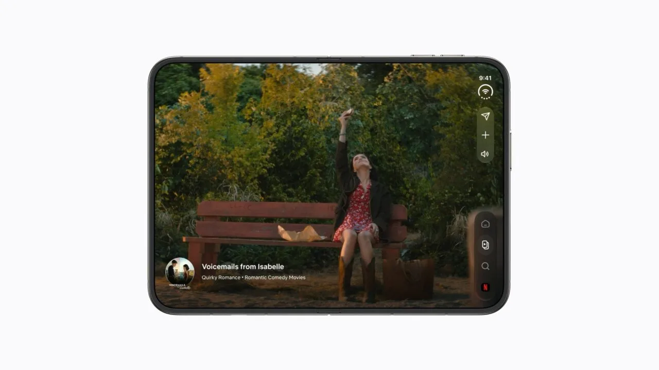 iPhone Duo Falte: aufgeklapptes iPhone Duo im Querformat, auf dem Innendisplay läuft ein Film, das Scharnier verläuft mittig durch das Gerät