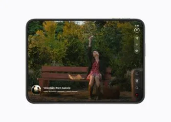 iPhone Duo Falte: aufgeklapptes iPhone Duo im Querformat, auf dem Innendisplay läuft ein Film, das Scharnier verläuft mittig durch das Gerät