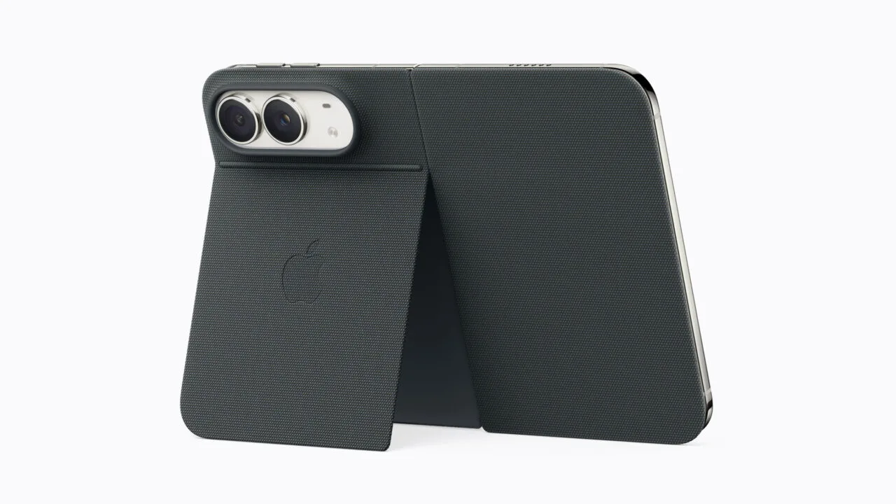 iPhone Duo Max Gerüchte: iPhone Duo der ersten Generation im Folio mit ausgeklapptem Ständer