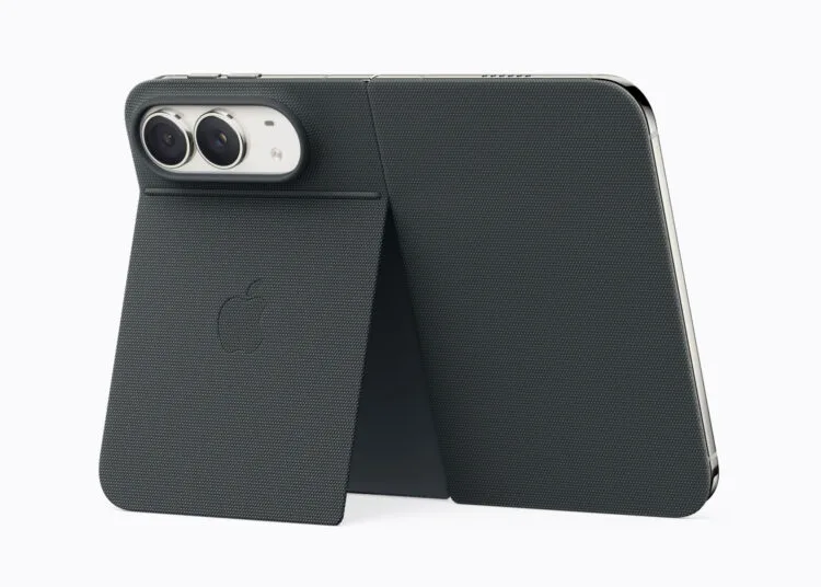 iPhone Duo Max Gerüchte: iPhone Duo der ersten Generation im Folio mit ausgeklapptem Ständer