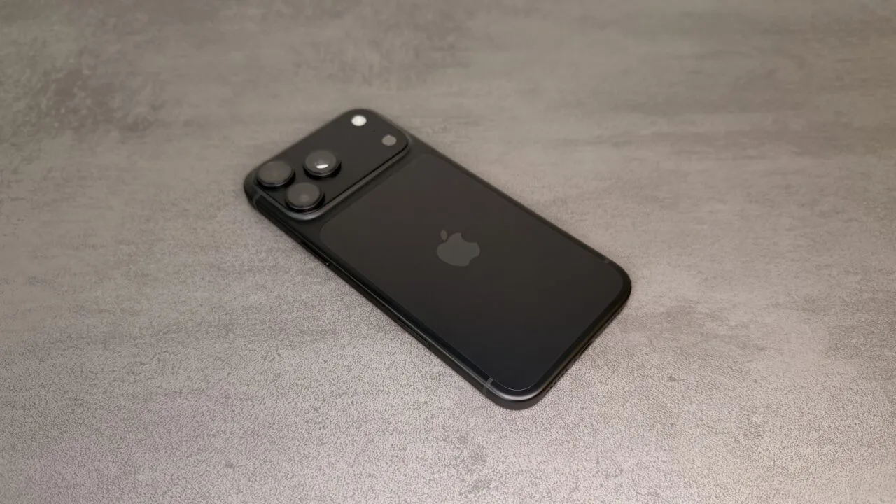 Symbolbild zu iPhone Pro Display ohne Polarisator: schwarzes iPhone-Pro-Modell von hinten auf grauem Steinuntergrund