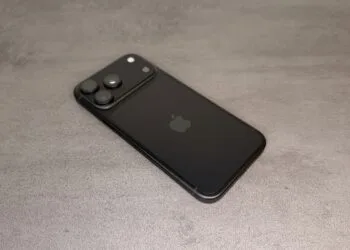 Symbolbild zu iPhone Pro Display ohne Polarisator: schwarzes iPhone-Pro-Modell von hinten auf grauem Steinuntergrund