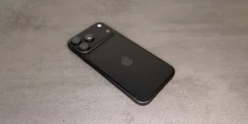 Symbolbild zu iPhone Pro Display ohne Polarisator: schwarzes iPhone-Pro-Modell von hinten auf grauem Steinuntergrund
