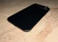 iPhone Roadmap: schwarzes iPhone liegt mit der Rückseite nach oben auf einer hellen Steinfläche