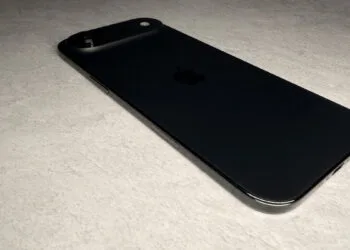 iPhone Ultra Marktanteil: flach liegendes schwarzes iPhone Air von der Seite auf hellem Stein