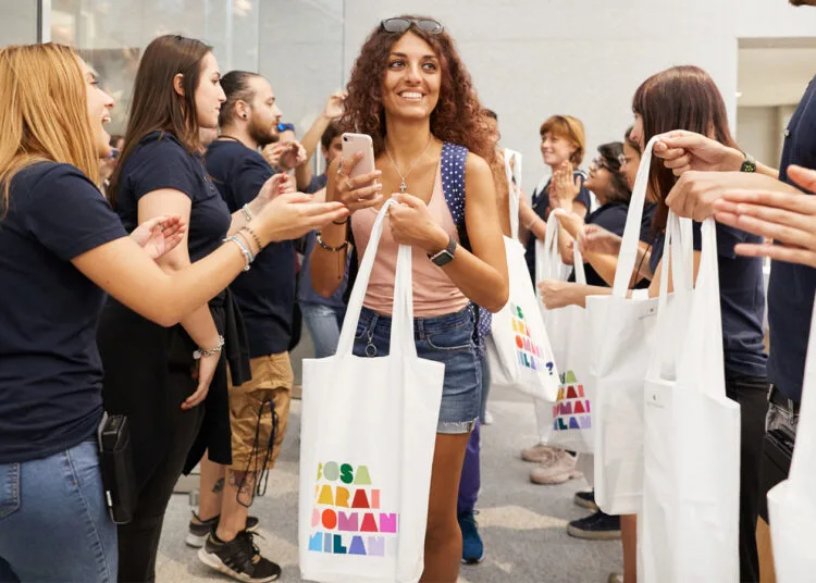 Kundin mit Stofftasche in einem Apple Store, wo sich der iPhone Ultra Preis entscheiden wird